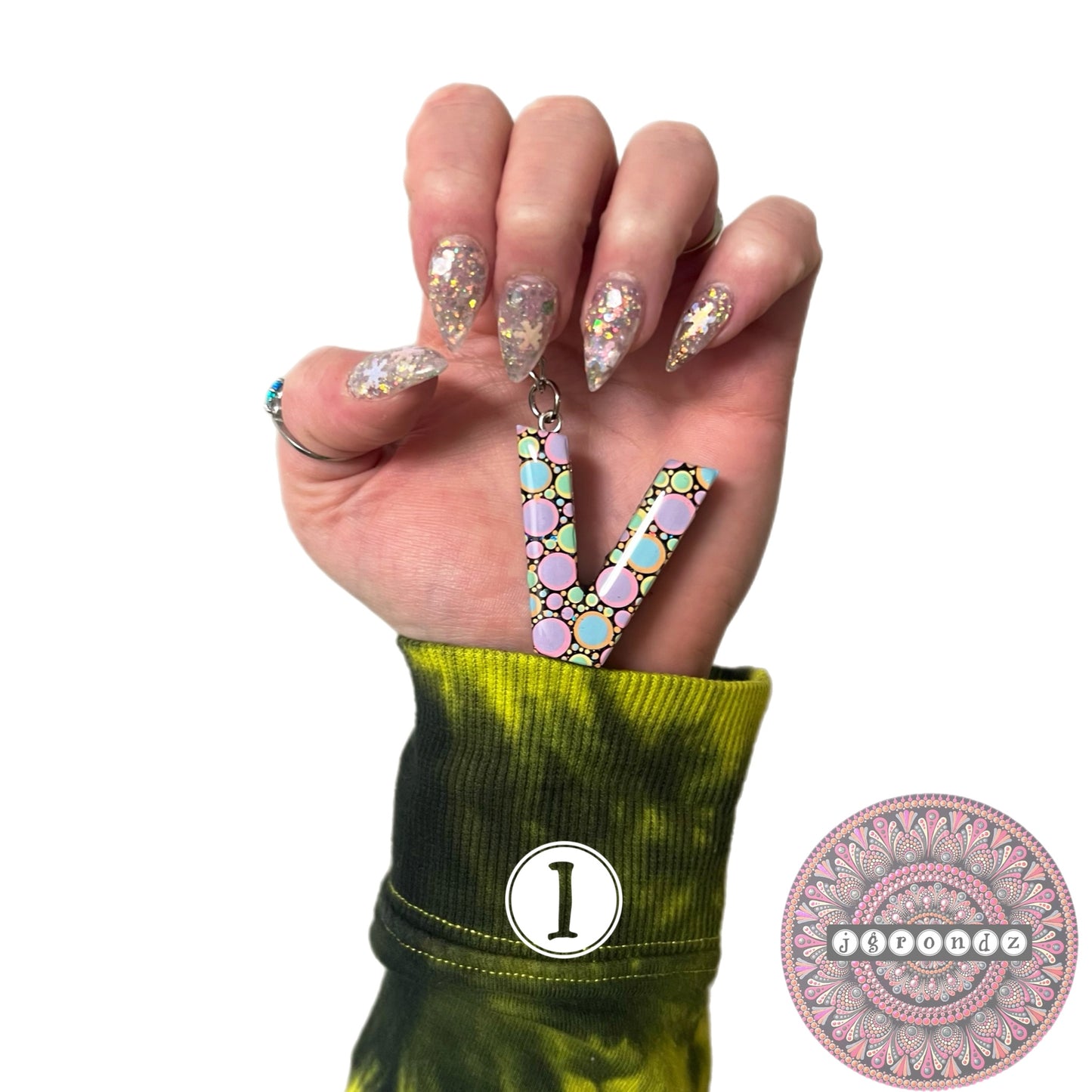 DOT ART KEYCHAIN "V"