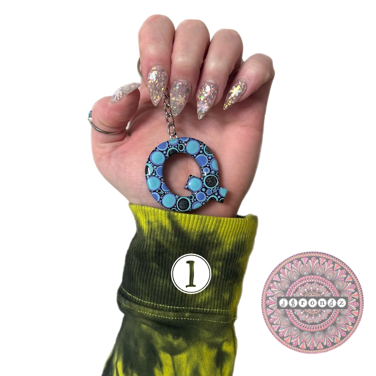 DOT ART KEYCHAIN "Q"